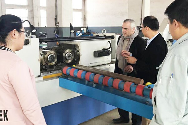 American customers visited the factory, recognized our products, and purchased a Z28-500 thread rolling machine.