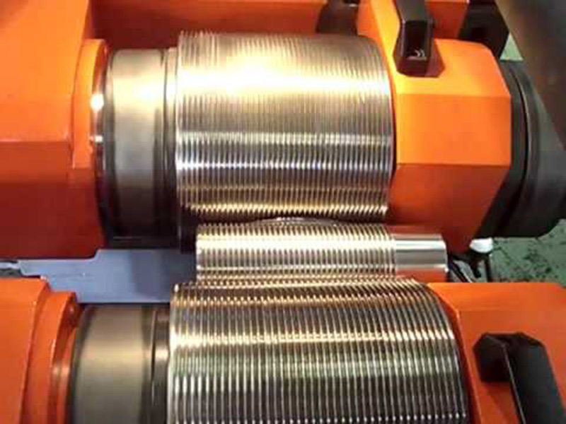 Radial thread rolling machine
