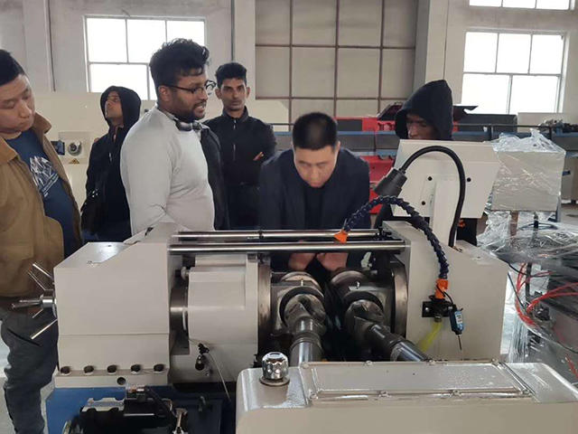 Friends from Sri Lanka, trained on-site bytechnicians with more than 20 years of experience,and purchased 2 Z28-200 hydraulic thread rollingmachines.